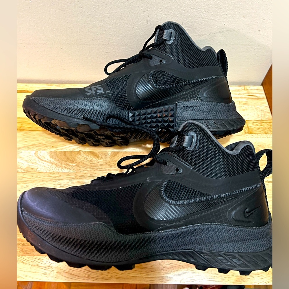 Mens size 11 Nike React SFB Carbon hiking boots.
